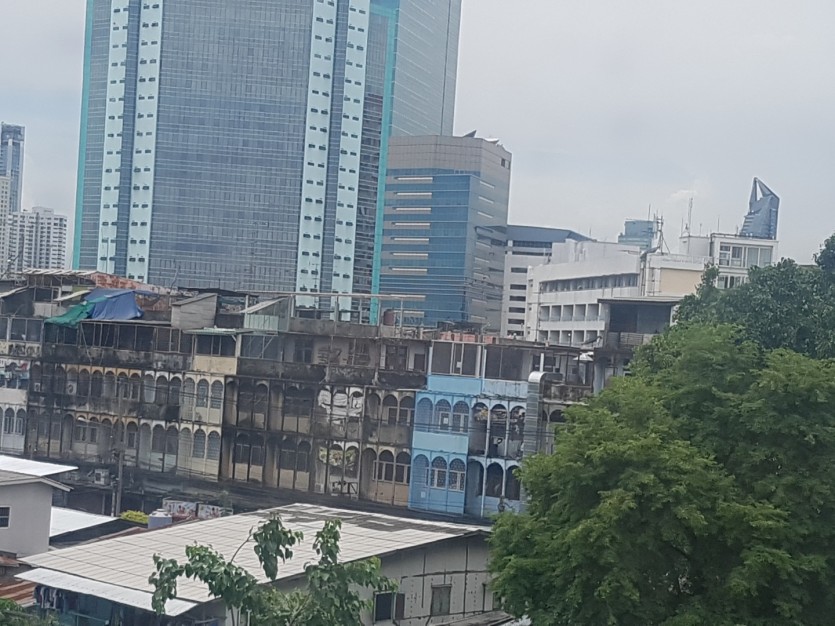 태국의 빈부의 격차 판자촌과 빌딩